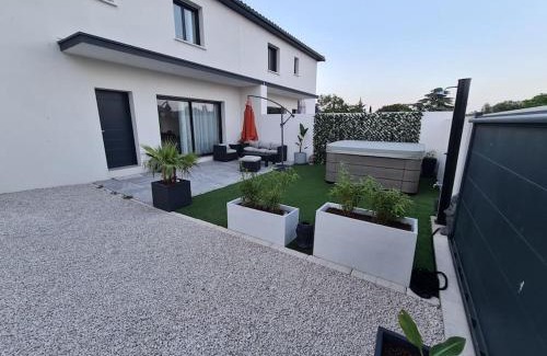 Villeneuve-les-Maguelone Villa | Magnifique Villa avec jacuzzi en option