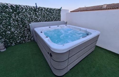Villeneuve-les-Maguelone Villa | Magnifique Villa avec jacuzzi en option