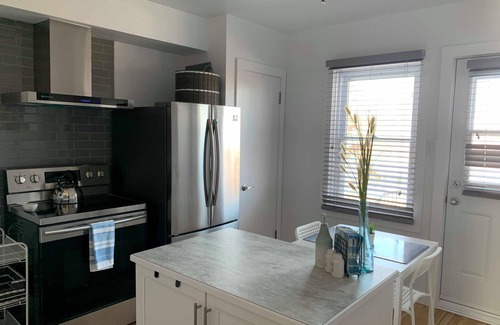 Nouveau-Rosemont Apartment | Magnifique 3 1/2, Meublé Entièrement, Électro, Télévision, et Internet Inclus