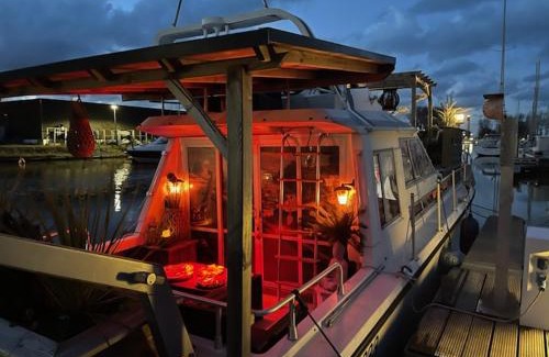 Ouistreham Boat Rental | Magnifique bateau maison