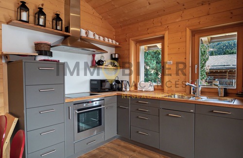 St. Luc Apartment | Magnifique chalet idéalement situé juste au-dessus du centre du village. Il possède une vue panorami