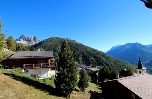 St. Luc Apartment | Magnifique chalet idéalement situé juste au-dessus du centre du village. Il possède une vue panorami