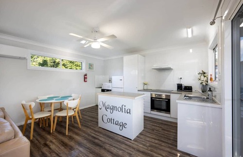 Coffs Harbour House | Magnolia Cottage - 2bdrm walk to CBD private quiet