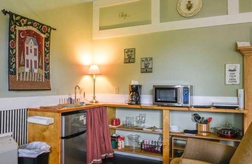 Harrisonburg Cottage | Magnolia Cottage - By the Side Of the Road Inn and Cottages