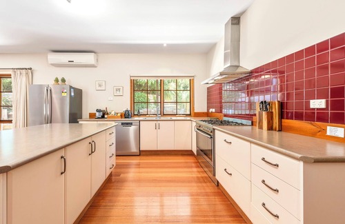 Rye House | Magnolia Cottage - large home suitable for families or yoga retreats, pool & spa