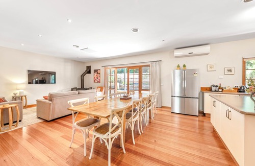 Rye House | Magnolia Cottage - large home suitable for families or yoga retreats, pool & spa