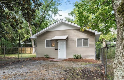 Hattiesburg House | Magnolia Hutch 1bedroom full kitchen &living space