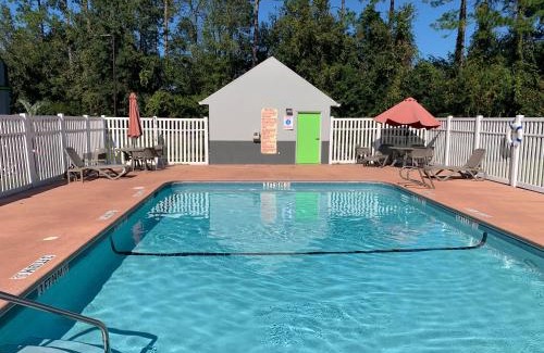 Kingsland Hotel | Magnolia Inn Extended Stay of Kingsland - New 2024 - Book a Kitchen Room - 12 Noon Check Out - Sleep In Late - Better Sleep - Ultra Sparkling - Pool open until until 4AM - Stay and Save Today - 24 Hour Front Desk - Premium Coffee Bar - Award Winning Inn