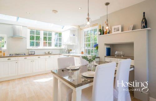 Sunninghill House | Magnolia Lodge - 4 Beds Fabulous Garden Parking