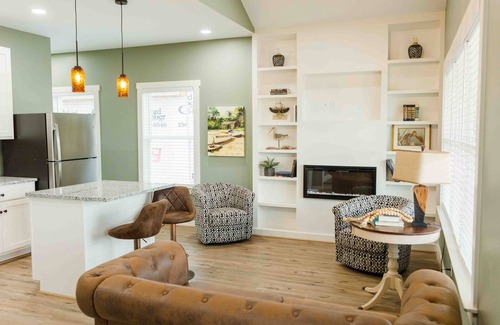 Lincoln House | Magnolia Manor: Two-Story, 6-Person Retreat, Balconies & Views!