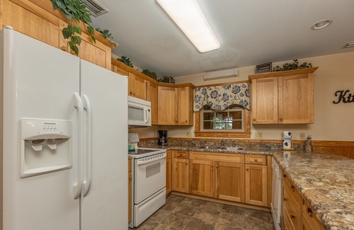 Pigeon Forge Ski Chalet | Magnolia Place 5 - Eight Bedroom Chalet