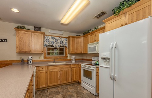 Pigeon Forge Ski Chalet | Magnolia Place 5 - Eight Bedroom Chalet