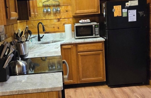 Townsend Cabin | Magnolia Smokey Mtn Cabin with hot tub & community pool close to Cades Covennnn