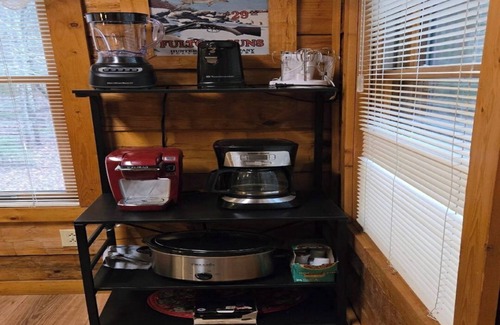 Townsend Cabin | Magnolia Smokey Mtn Cabin with hot tub & community pool close to Cades Covennnn