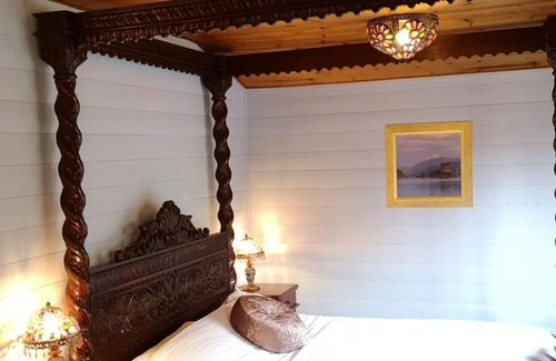 Warminster Ski Chalet | Magpie 2 Hot Tub HuntersMoon-Warminster-Longleat-Wiltshire