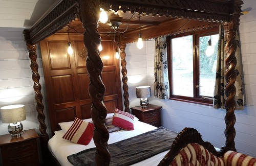 Warminster Ski Chalet | Magpie 6 (Hot Tub) HuntersMoon-Warminster-longleat-Bath