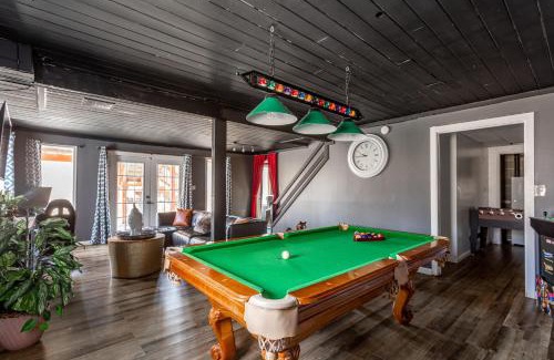 East Stroudsburg House | Mahogany Sun Hot Tub Theater Room Fire Pit
