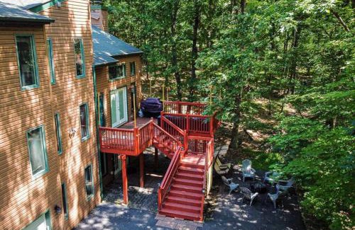 East Stroudsburg House | Mahogany Sun Hot Tub Theater Room Fire Pit