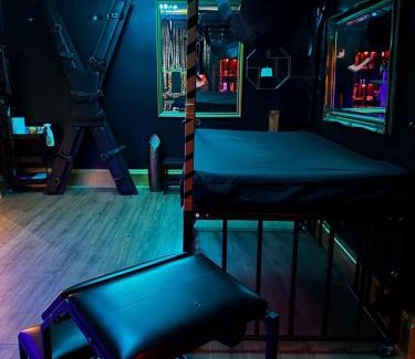 Little Venice Apartment | Maida Vale Dungeon Suite