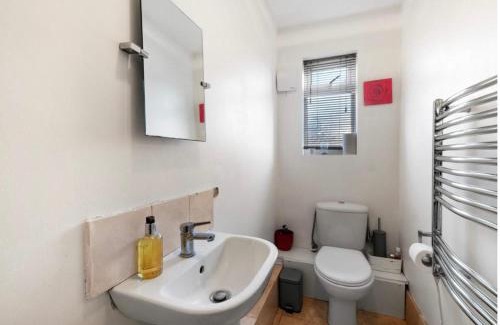 Maidenhead House | Maidenhead 4Bed and 2BA with Parking