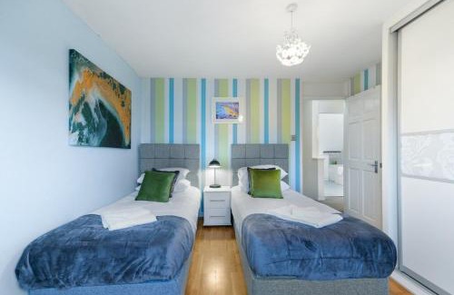 Maidenhead House | Maidenhead 4Bed and 2BA with Parking