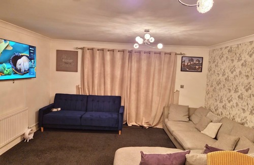 Maidstone House | Maidstone Holiday Apartment 3 Bedrooms Free Sports Sleeps 7