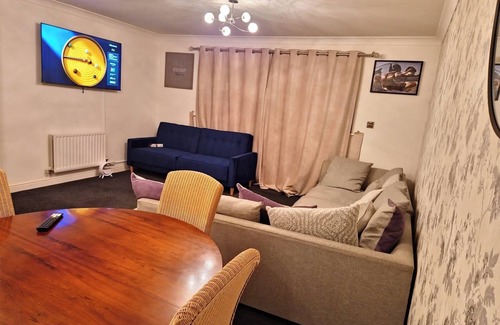 Maidstone House | Maidstone Holiday Apartment 3 Bedrooms Free Sports Sleeps 7