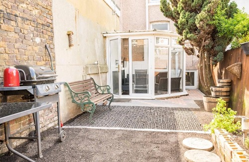 Maidstone House | Maidstone - Sleeps 6 - Parking - Garden - 96ws