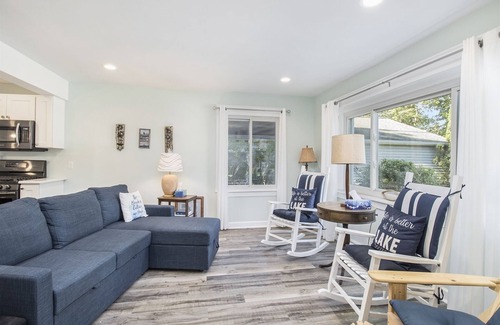 South Haven House | Mail Legacy Cottage | Modern Dog-friendly Cottage, Close to Two Beaches