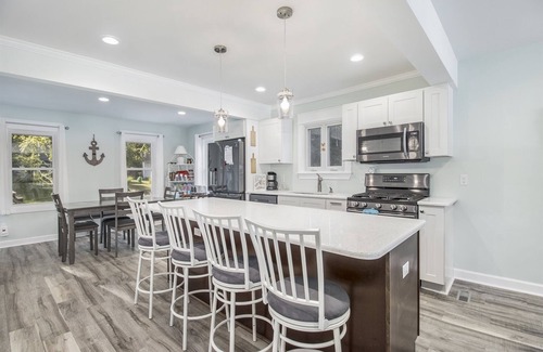 South Haven House | Mail Legacy Cottage | Modern Dog-friendly Cottage, Close to Two Beaches