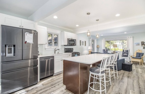 South Haven House | Mail Legacy Cottage | Modern Dog-friendly Cottage, Close to Two Beaches