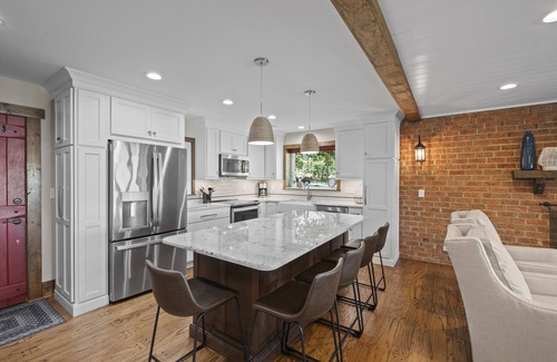 Sherrills Ford House | Main Channel Lake Home w/Hot Tub
