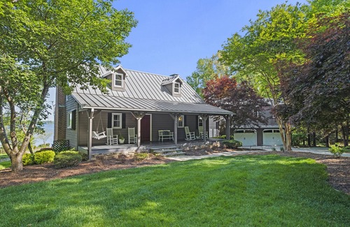 Sherrills Ford House | Main Channel Lake Home w/Hot Tub