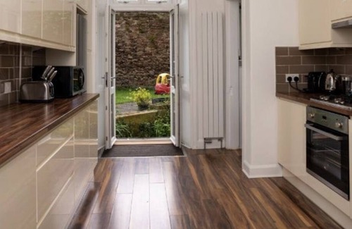 Merchiston Apartment | Main door apartment with garden