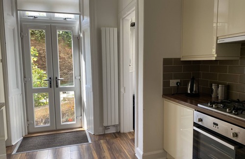 Merchiston Apartment | Main door apartment with garden