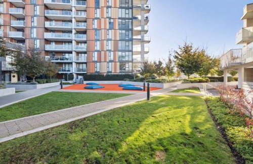 Mount Pleasant Apartment | Main Street Condo with Gym and Patio near Restaurants for 4