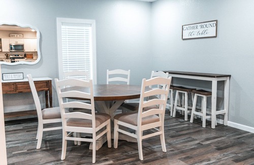 Elgin House | Main Street Farmhouse close to Windrock