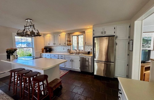 Pond Cove House | Maine Family Getaway in charming Cape Elizabeth with AC, WiFi, Big Backyard