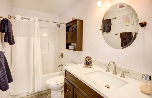 Harrison House | Maine Retreat w/Balcony: 5 Mi to Lakes