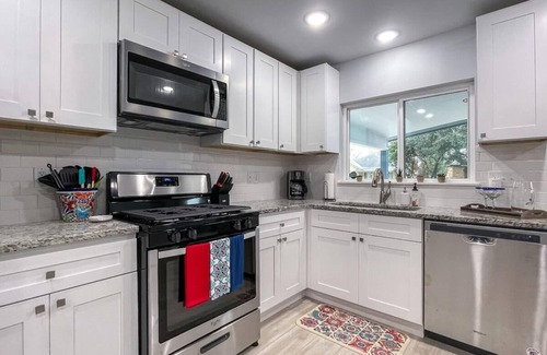 Northwest Los Angeles Heights House | MainHouse-Mins to Downtown! Serene at Santa Monica