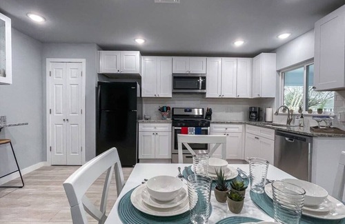Northwest Los Angeles Heights House | MainHouse-Mins to Downtown! Serene at Santa Monica