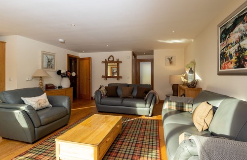 Kenmore Apartment | Mains of Taymouth, Kenmore ~ 5* No. 5 The Gallops - Downstairs property - sleeps 4 guests in 2 bedr