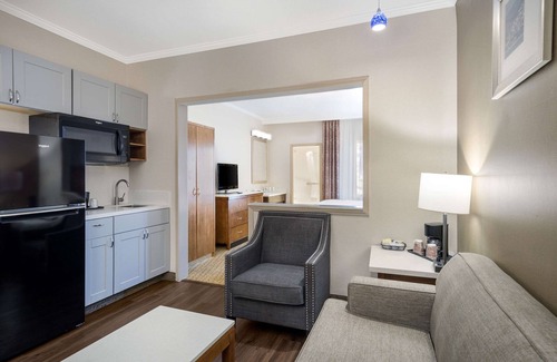 Santa Ana Hotel | MainStay Suites John Wayne Airport by Choice Hotels