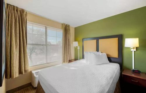 Paradise Hotel | MainStay Suites Las Vegas Flamingo