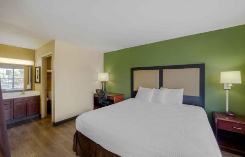 Paradise Hotel | MainStay Suites Las Vegas Flamingo