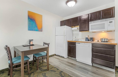 Madison Hotel | MainStay Suites Madison Airport