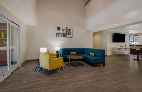 Wilmington Hotel | MainStay Suites Wilmington - University Area