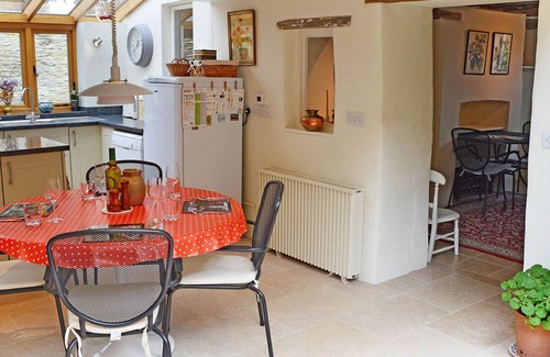 Broadwell Cottage | Maisey Cottage - sleeps 4 guests in 2 bedrooms