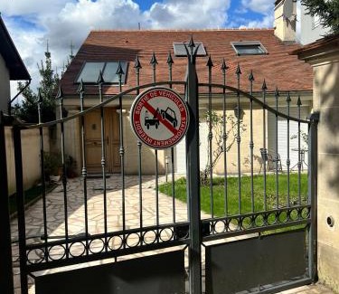 Noisy-le-Sec Apartment | Maison Évasion Panoramique entre Paris et Disney