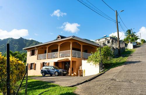 Trois-Rivieres House | Maison charmante avec vue sur la mer et la montagne à Trois-Rivières